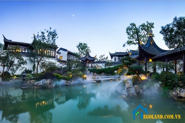 Thiết kế đặc trưng phần lớn của vườn Trung Hoa đó là hồ nước