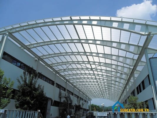 Phần khung của thanh đỡ thường sẽ được làm từ thép để tăng khả năng chịu lực và nâng đỡ cho phần mái