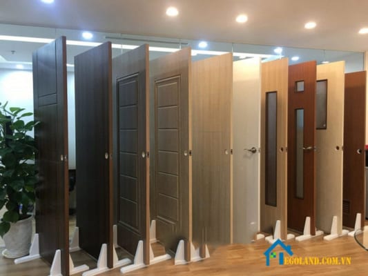 Cửa nhựa giả gỗ kết hợp với kính