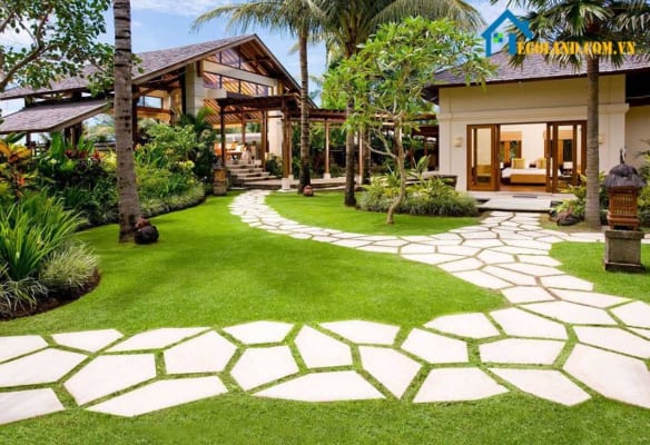 Trang trí sân vườn với lối đi bằng đá hoặc sỏi