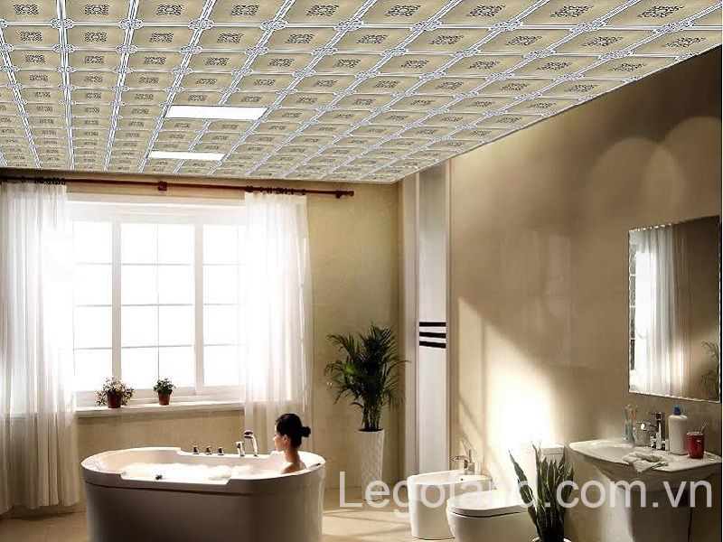Mẫu trần nhà vệ sinh sang trọng kết hợp đèn chiếu sáng thêm phần lãng mạn